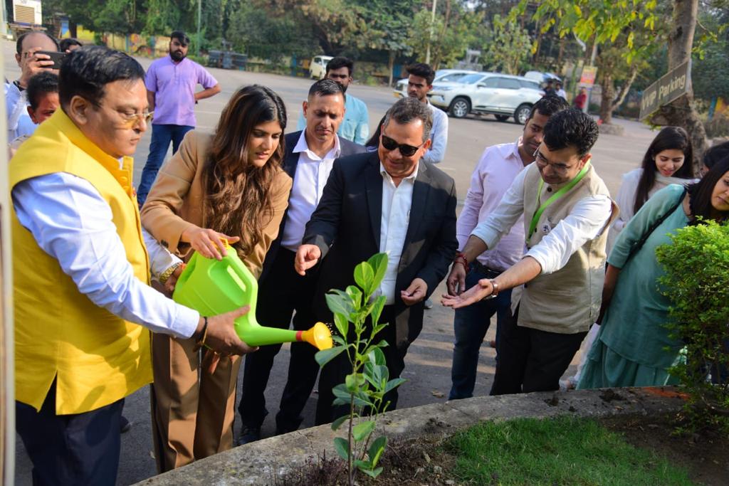 ‘जलवायु परिवर्तन के खिलाफ युवाओं की भूमिका’ विषय पर आयोजित पैनल डिस्कशन में शामिल हुईं गायिका और म्यूजिक कंपोजर अनन्या बिड़ला