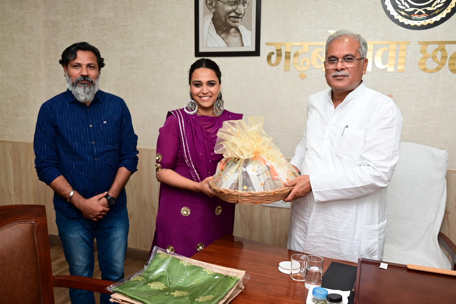 मुख्यमंत्री भूपेश बघेल से बॉलीवुड फिल्म अभिनेत्री स्वरा भास्कर ने की सौजन्य मुलाकात