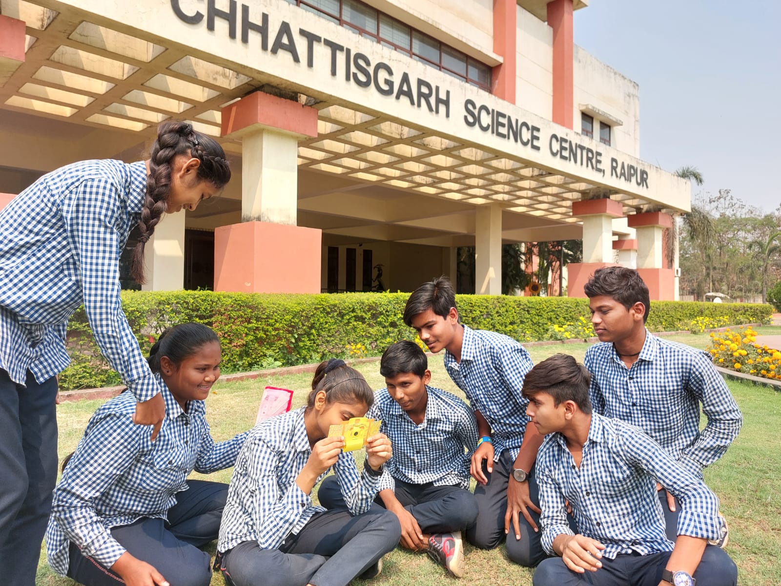 फोल्डस्कोप पर हुई कार्यशाला वैज्ञानिकों ने विद्यार्थियों के साथ साझा किए..