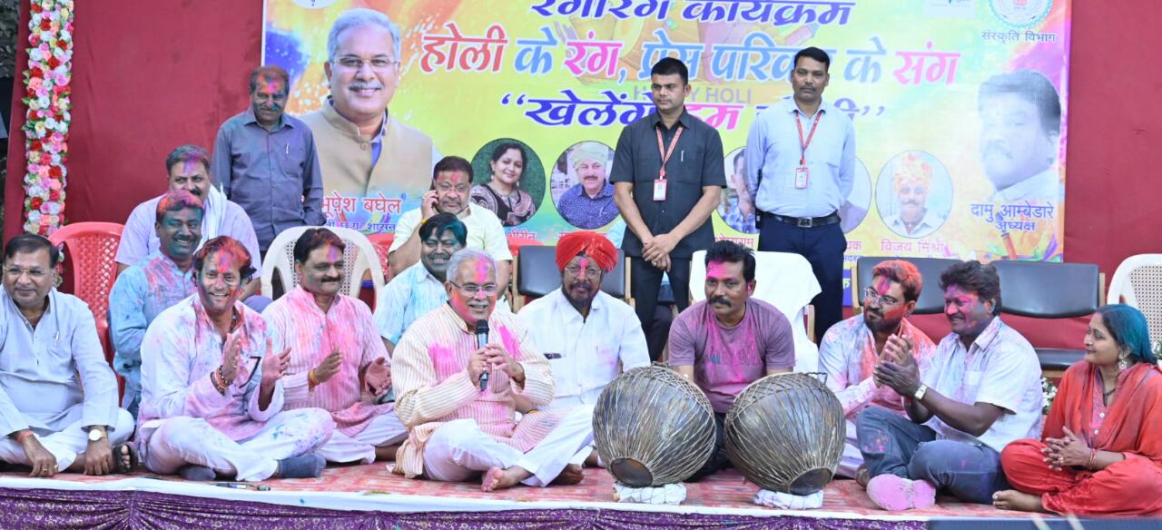 Chief Minister celebrates Holi with journalists at Raipur Press Club..