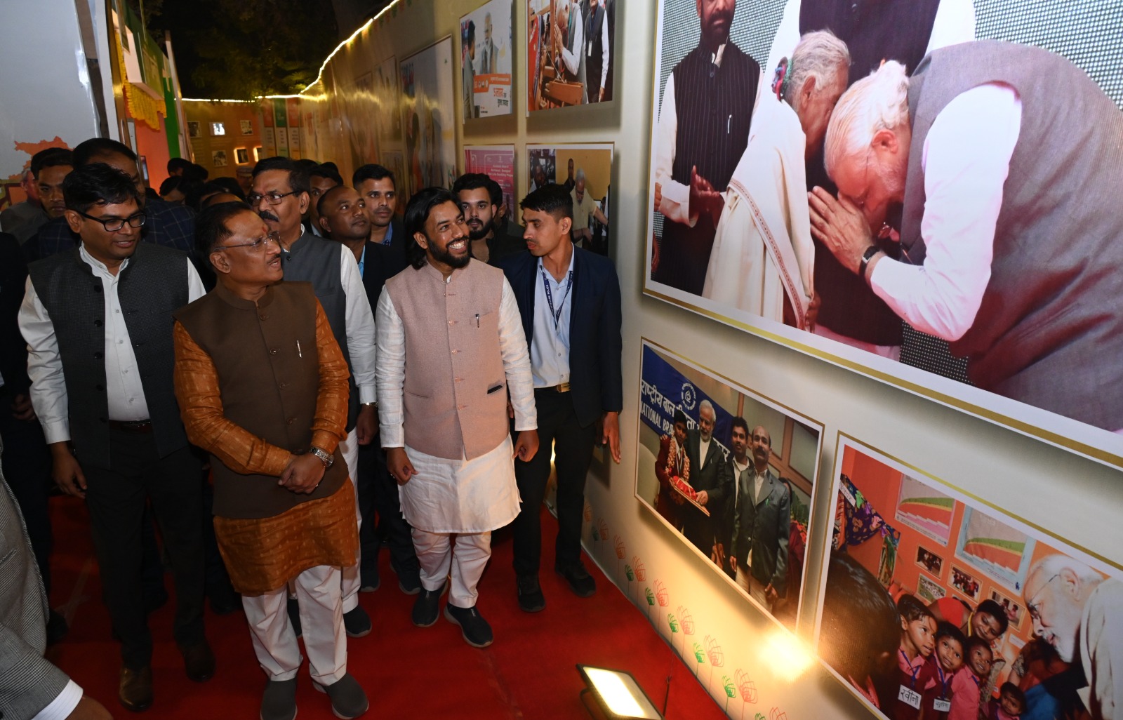 अटल जी के व्यक्तित्व एवं कृतित्व पर आधारित छायाचित्र प्रदर्शनी का मुख्यमंत्री श्री साय ने किया शुभारंभ