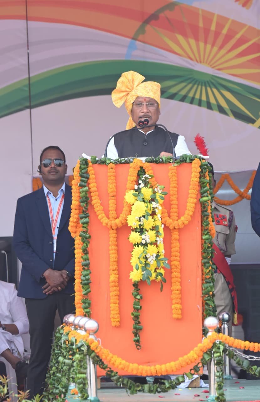 मुख्यमंत्री श्री विष्णु देव साय ने बिलासपुर के पुलिस परेड मैदान में गणतंत्र दिवस पर ध्वज फहराकर परेड की सलामी ली।